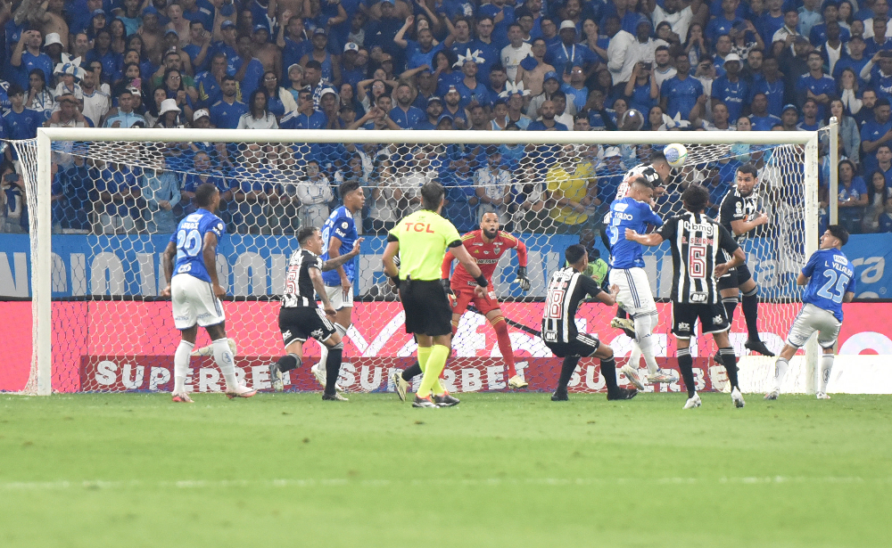 Defesa do Atlético em ação no Mineirão, em clássico contra o Cruzeiro