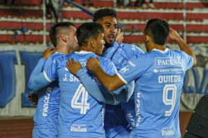 Fábio Gomes e outros jogadores do Bolívar (foto: Divulgação / Bolívar )