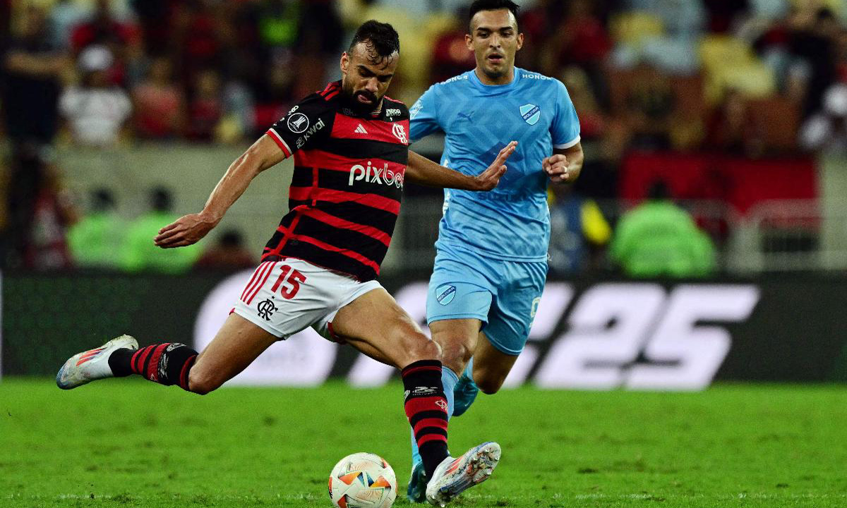 Fabrício Bruno, zagueiro do Flamengo, em ação no jogo contra o Bolívar (foto: Pablo PORCIUNCULA/AFP)