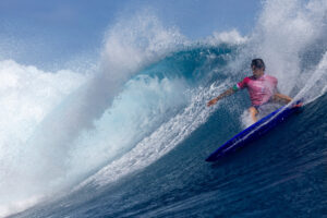 Gabriel Medina surfando (foto: AFP)