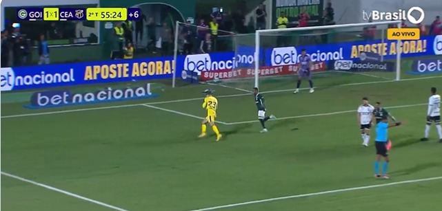 Tadeu, goleiro do Goiás, marcando segundo gol na vitória sobre o Ceará (foto: Reprodução/TV Brasil)