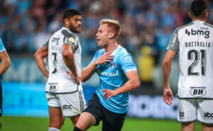 Volante Ronald em comemoração de gol pelo Grêmio diante do Atlético no Campeonato Brasileiro de 2023 (foto: Lucas Uebel/Grêmio)