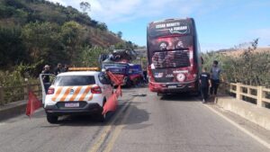 Ônibus da dupla César Menotti e Fabiano sofre acidente na BR-262, entre Rio Casca e São José do Goiabal