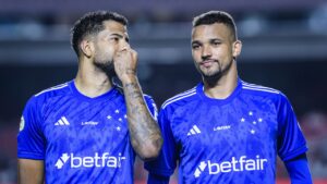 João Marcelo e Zé Ivaldo, jogadores do Cruzeiro (foto: Gustavo Aleixo/Cruzeiro)