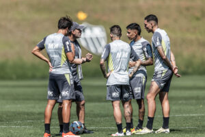 Jogadores do Atlético em conversa com o técnico Gabriel Milito na Cidade do Galo (11/8) (foto: Pedro Souza/Atlético)