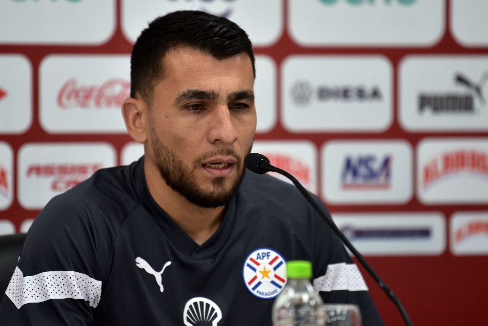 Junior Alonso em entrevista coletiva pela Seleção Paraguaia, em novembro de 2023 (foto: Norberto Duarte/AFP)