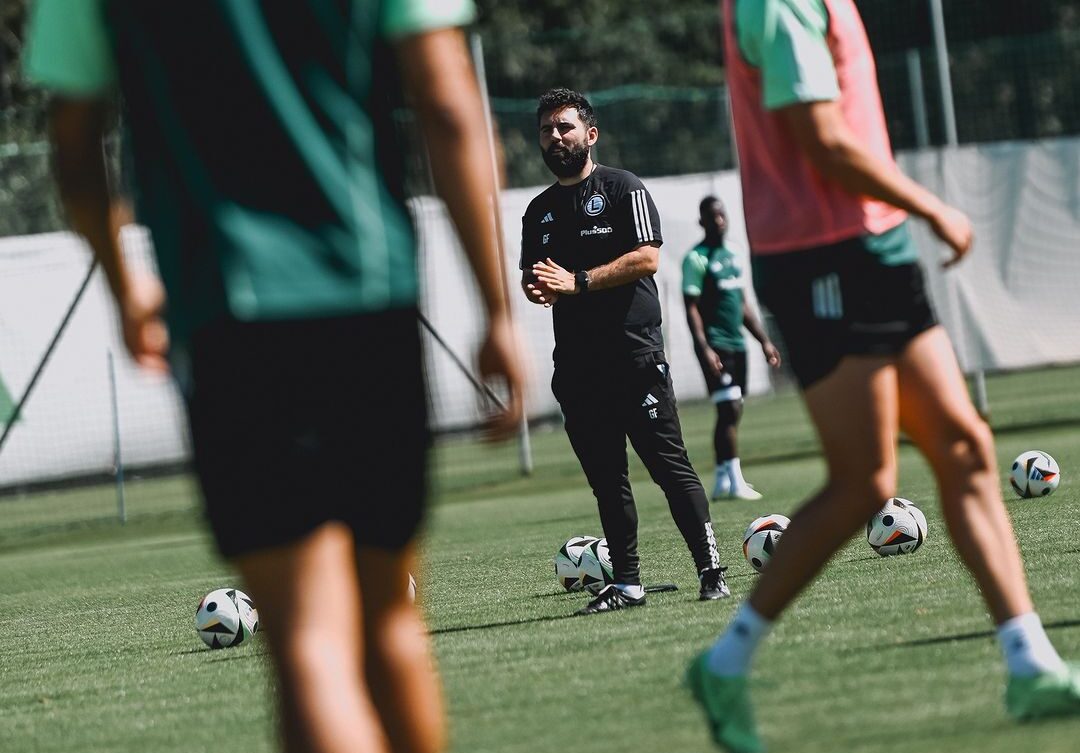 Gonçalo Feio entre jogadores em treino (foto: Jakub Wydra/Legia Varsovia/Divulgação)