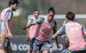 Mauricio Lemos, zagueiro do Atlético, durante treinamento na Cidade do Galo (foto: Pedro Souza/Atlético)