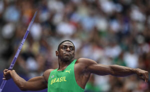 Luiz Maurício está na final do lançamento de dardo em Paris 2024 (foto:  BEN STANSALL/AFP)