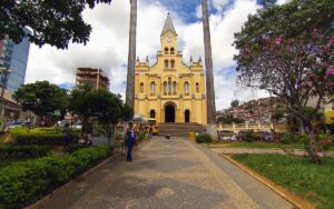 Justiça determina multa diária de R$ 500 para cinco famílias mineiras caso filhos em ensino domiciliar não sejam matriculados em escola | Vales de Minas Gerais