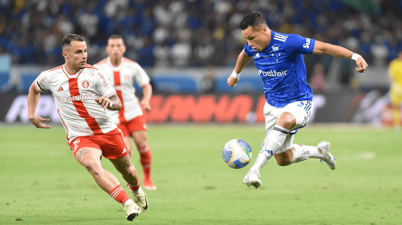 Marlon, lateral-esquerdo do Cruzeiro, em partida com Internacional (foto: Ramon Lisboa/EM/D.A Press)