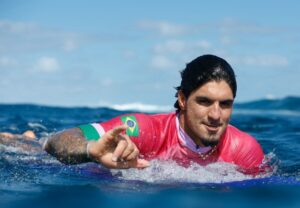 Gabriel Medina está na disputa por medalha no surfe (foto: Ben Thouard / POOL / AFP)