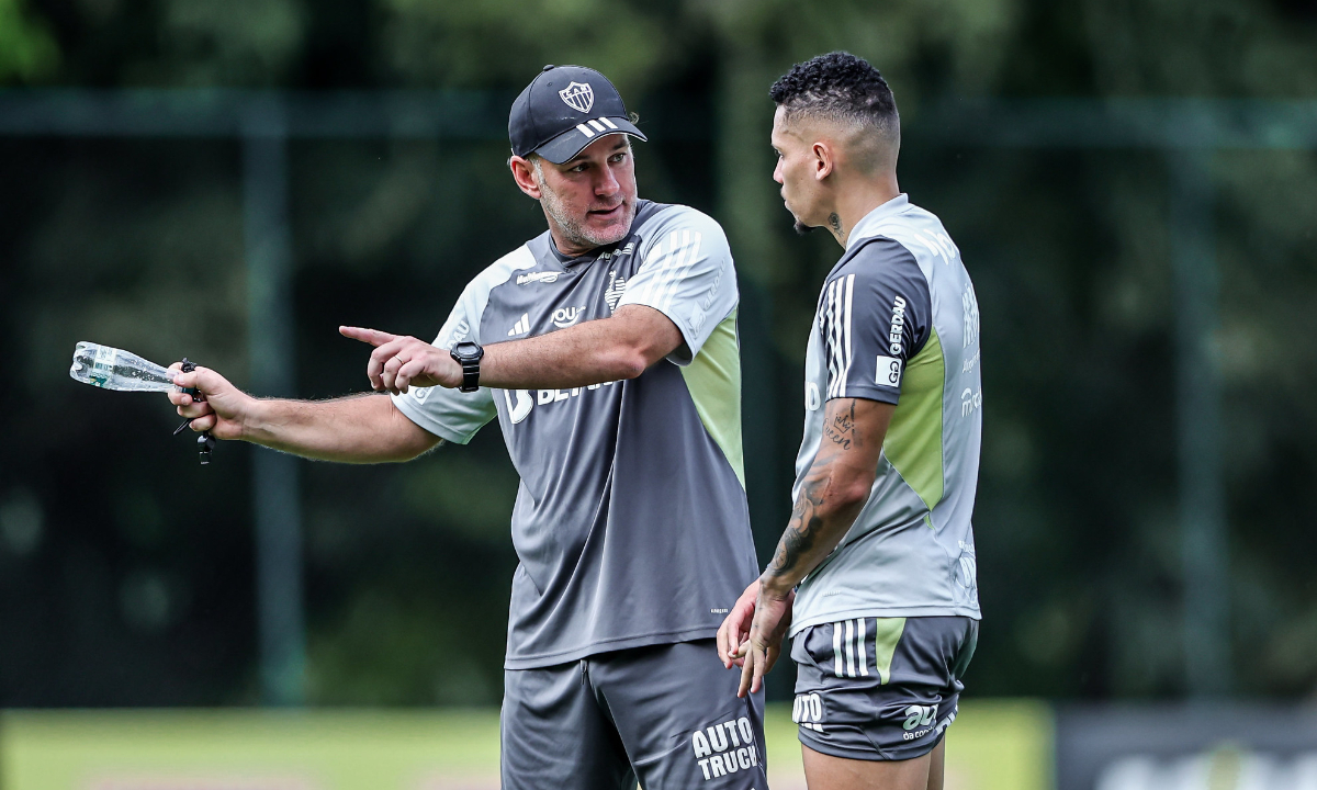 Gabriel Milito e Paulinho conversam durante treino do Atlético na Cidade do Galo (foto: Pedro Souza/Atlético)