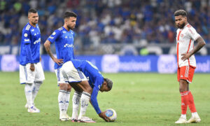 Matheus Pereira cobrou falta na trave em Cruzeiro x Inter (foto: Ramon Lisboa/EM/D.A Press)