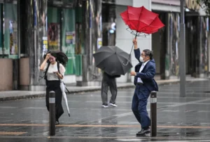 Tufão extremamente forte toca o solo no Japão e deixa pelo menos 5 mortos