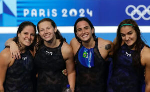 Maria Paula Heitmann, e Stephanie Balduccini, Gabrielle Roncatto e Maria Fernanda Costa formam o time brasileiro na final feminina do revezamento 4x200m livre em Paris 2024 (foto: Sátiro Sodré/CBDA)