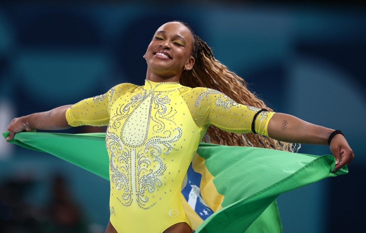 Rebeca Andrade se torna a mulher com mais medalhas na história do Brasil