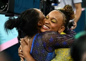 Biles tece elogios a Rebeca Andrade antes da final no salto » Portal MaisVip