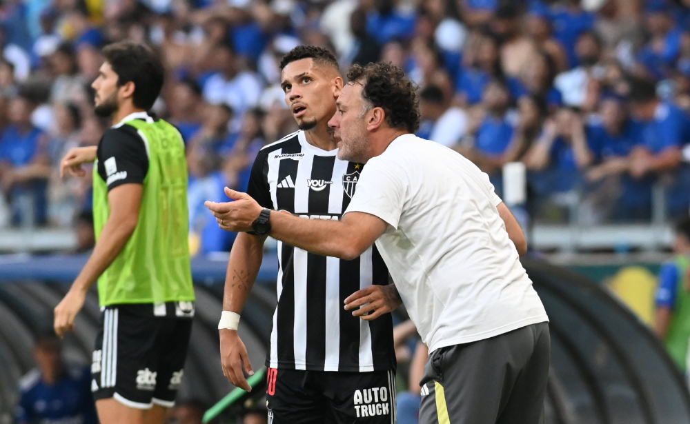 Paulinho e Gabriel Milito durante vitória do Atlético sobre o Cruzeiro no Campeonato Mineiro (foto: Leandro Couri/EM/D.A Press)