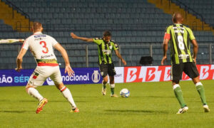 Brusque e América em jogo da Série B (foto: Felipe/América)