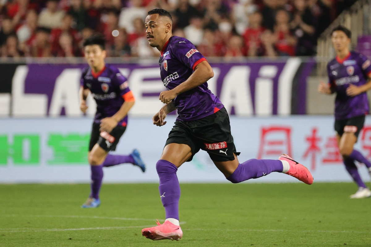 Rafael Elias em campo pelo Kyoto Sanga (foto: Divulgação / Kyoto Sanga)