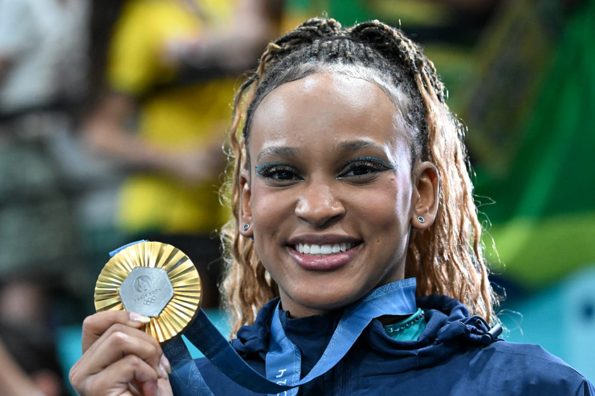 Rebeca Andrade segurando a medalha de ouro na Olimpíada de Paris (foto: Leandro Couri/EM/D.A Press)