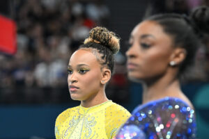 Rebeca Andrade, ao fundo, em destaque, com Simone Biles à frente, mas desfocada (foto: Leandro Couri/EM D.A Press)