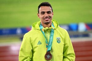 Rafael Pereira com a medalha de bronze conquistada no Pan-Americano de Santiago, em 2023 (foto: ERNESTO BENAVIDES / AFP)