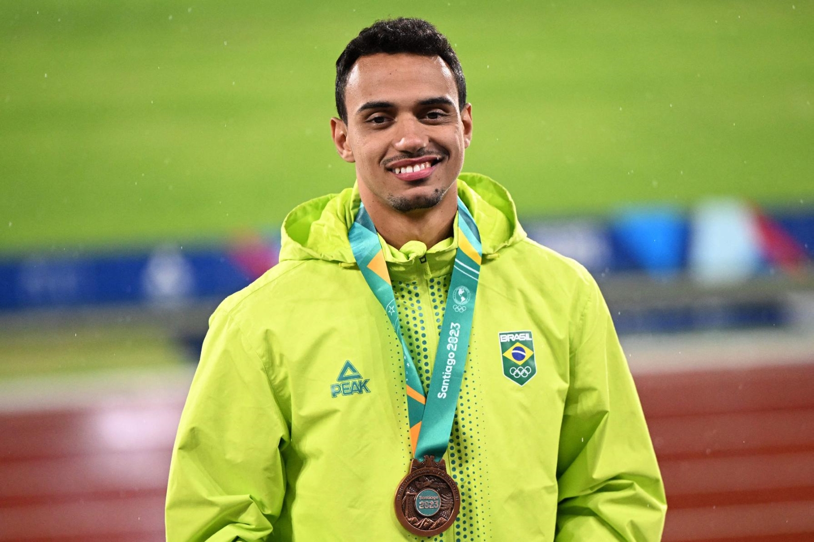 Rafael Pereira com a medalha de bronze conquistada no Pan-Americano de Santiago, em 2023 (foto: ERNESTO BENAVIDES / AFP)