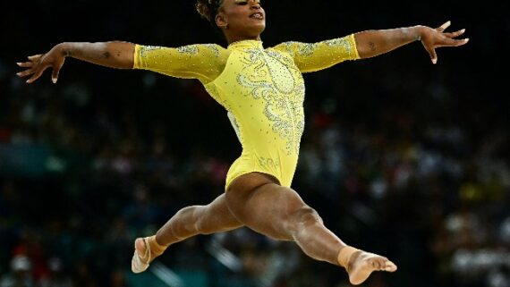 Rebeca Andrade já ganhou três medalhas nos Jogos Olímpicos de Paris 2024 (foto: Loic VENANCE / AFP)