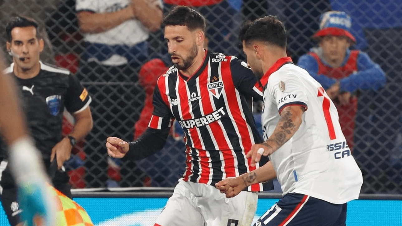 Jogadores de São Paulo e Nacional, pela Copa Libertadores (foto: Rubens Chiri/São Paulo FC)