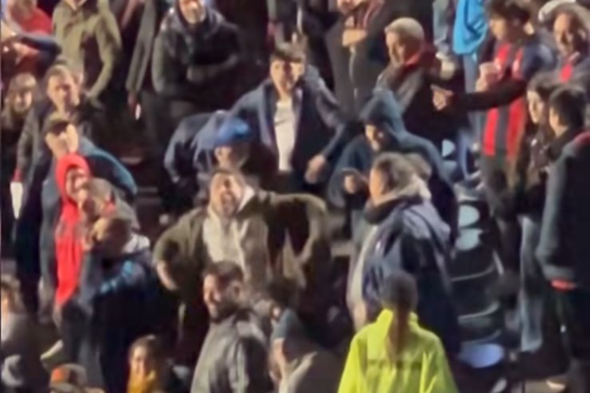 Torcedores do San Lorenzo fazendo gestos racistas (foto: Reprodução / Instagram)