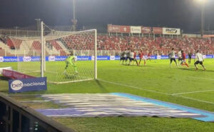 Panamenho Éric Davis marcou golaço de falta em Vila Nova x América (foto: Reprodução/X/Vila Nova)