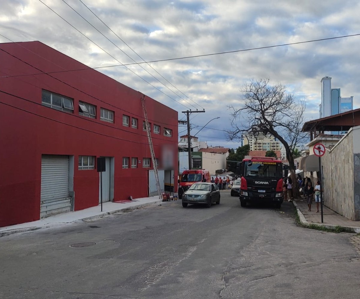 Pintor fica gravemente ferido ao ser atingido por choque elétrico enquanto trabalhava em Teófilo Otoni