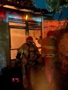 Extensão pega fogo e incendeia casa em Governador Valadares