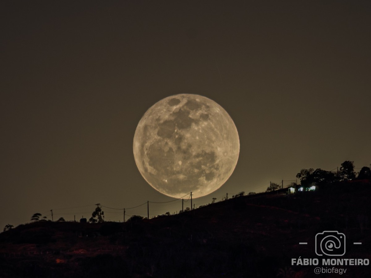 Veja fotos da primeira superlua do ano no céu de Governador Valadares