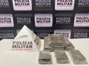 Polícia apreende barras de maconha escondidas em casa abandonada de Simonésia