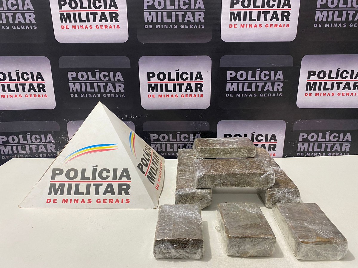 Polícia apreende barras de maconha escondidas em casa abandonada de Simonésia