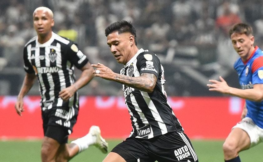 Zaracho, meio-campista do Atlético, em ação contra o San Lorenzo (foto: Ramon Lisboa/EM/D.A Press)