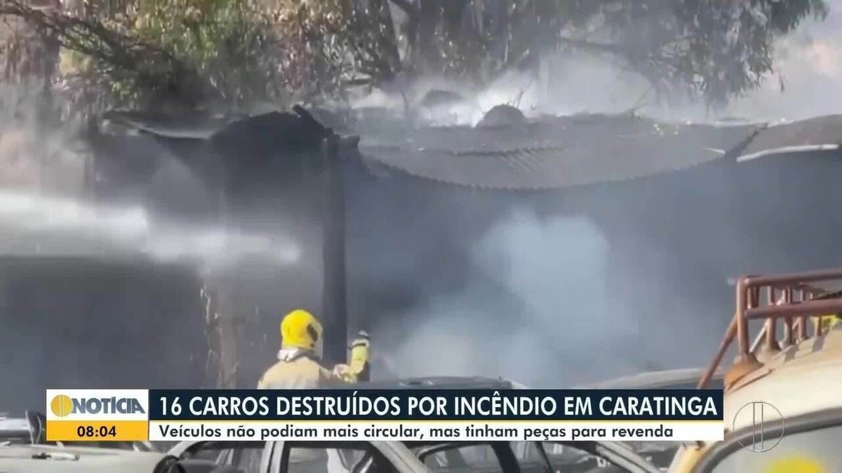 Incêndio destrói 16 carros em loja de peças de Caratinga