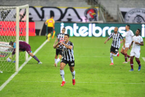 Hulk comemora gol pelo Atlético diante do Fluminense no Mineirão (foto: Ramon Lisboa/EM/D.A Press)