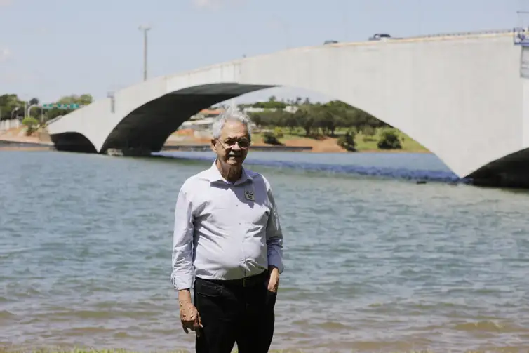 Brasília 27/03/2023 - O ex ministro dos Direitos Humanos, Nilmário Miranda, durante ato na Ponte que se chamava Costa e Silva e passou a se chamar Honestino Guimarães na semana de luta pela Democracia, em homenagem aos mortos e desaparecidos políticos na Ditadura. Foto: Joédson Alves/Agência Brasil