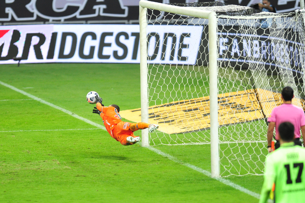 Everson em defesa de pênalti cobrado por Esteban Rolón, durante confronto entre Atlético e Boca Juniors, em 2021 - (foto: Ramon Lisboa/EM/D.A Press)