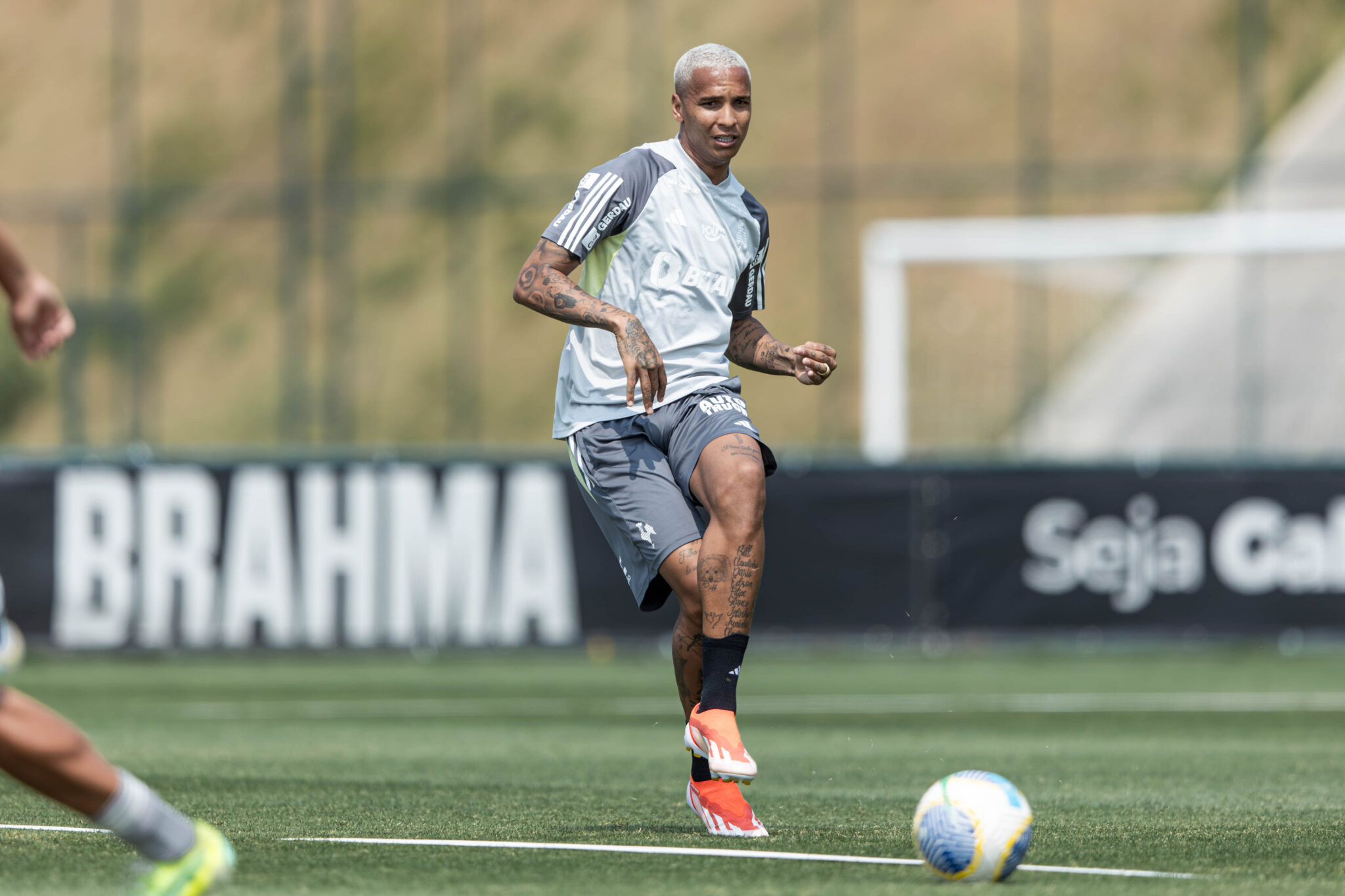 Deyverson toca bola durante treino do Atlético na Cidade do Galo (20/9) - (foto: Pedro Souza/Atlético)