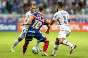 Breno Lopes e Felipe Jonatan, do Fortaleza, e Everton Ribeiro, do Bahia (foto: Letícia Martins/EC Bahia)