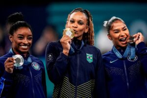 Atleta que esteve em pódio com Rebeca e Biles desabafa após perder medalha