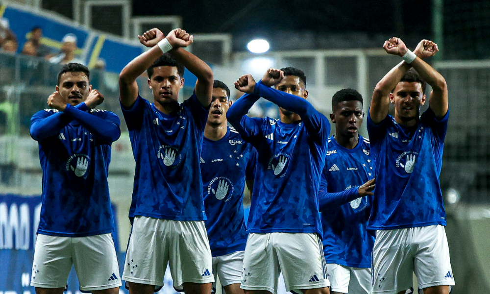 Jovens da base comemoram gol (foto: Gustavo Martins/Cruzeiro)