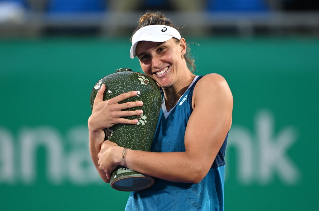 Bia Haddad com o troféu do WTA 500 de Seul (foto: Jung Yeon-je/AFP)