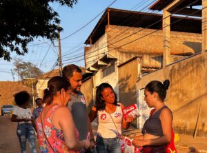 O candidato Vinicius Bim visitou o bairro Primavera ao lado da candidata a vice, Elisângela Nascimento