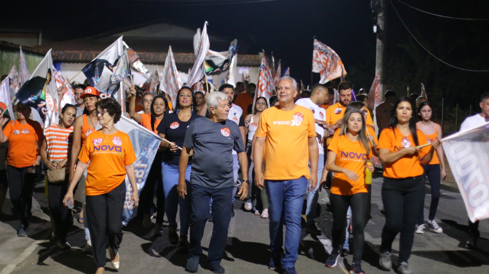 Eduardo e Lelé apresentam propostas para o bairro Alphaville durante caminhada noturna